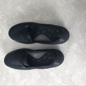 bzees nugget black floral